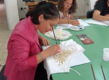 Laboratorio scolastico di pittura su stoffa curato dalla prof.ssa Petracca Laura